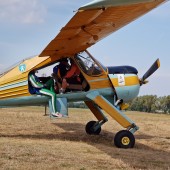 Gminny Piknik Lotniczy - samolot Wilga z grupą skoczków spadochronowych.