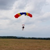 Gminny Piknik Lotniczy - skoki spadochronowe na celność lądowania.