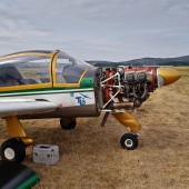 Gminny Piknik Lotniczy - samolot Moran ze zdjętą pokrywą silnika w trakcie przeglądu przedstartowego.
